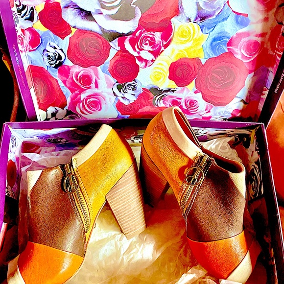 Amazing Lucky Brand Leather Colorblock Open-Toe Booties with Stacked Heel! - Picture 4 of 8